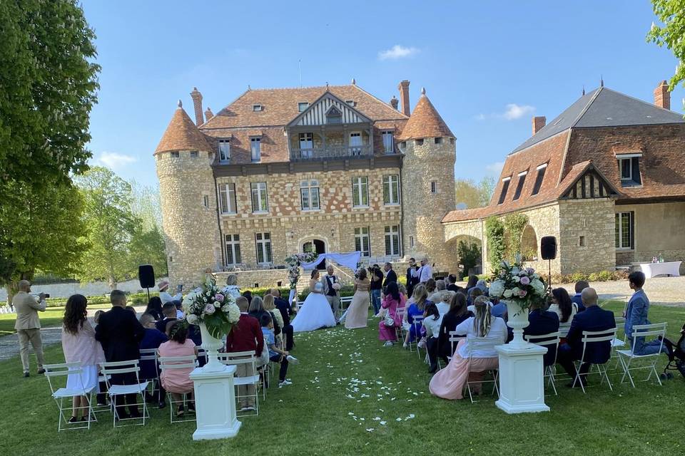 Cérémonie devant le château