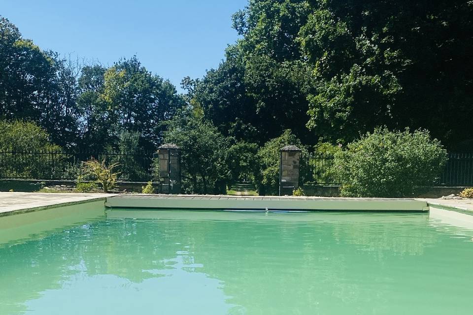 Piscine donnant sur l’allée