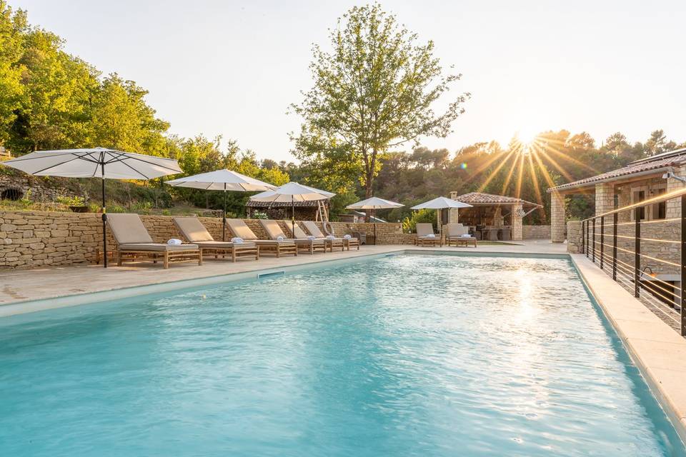 Piscine avec cuisine d'été