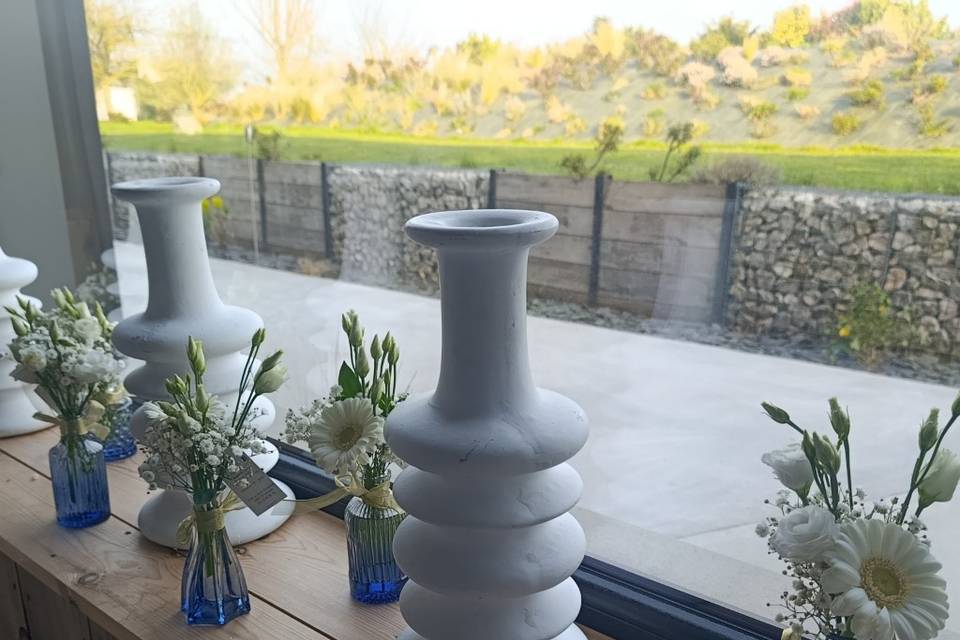 Vases blancs et bleues