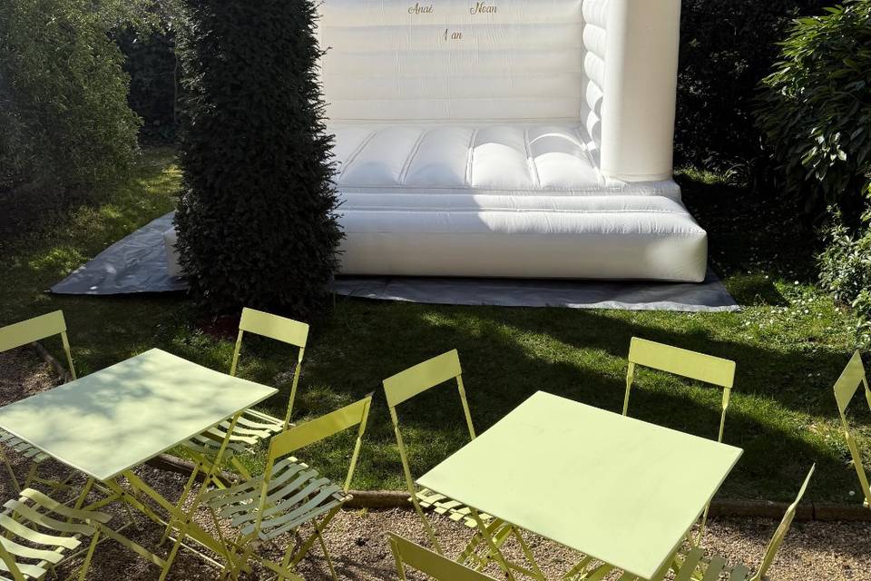 Grand chateau gonflable blanc