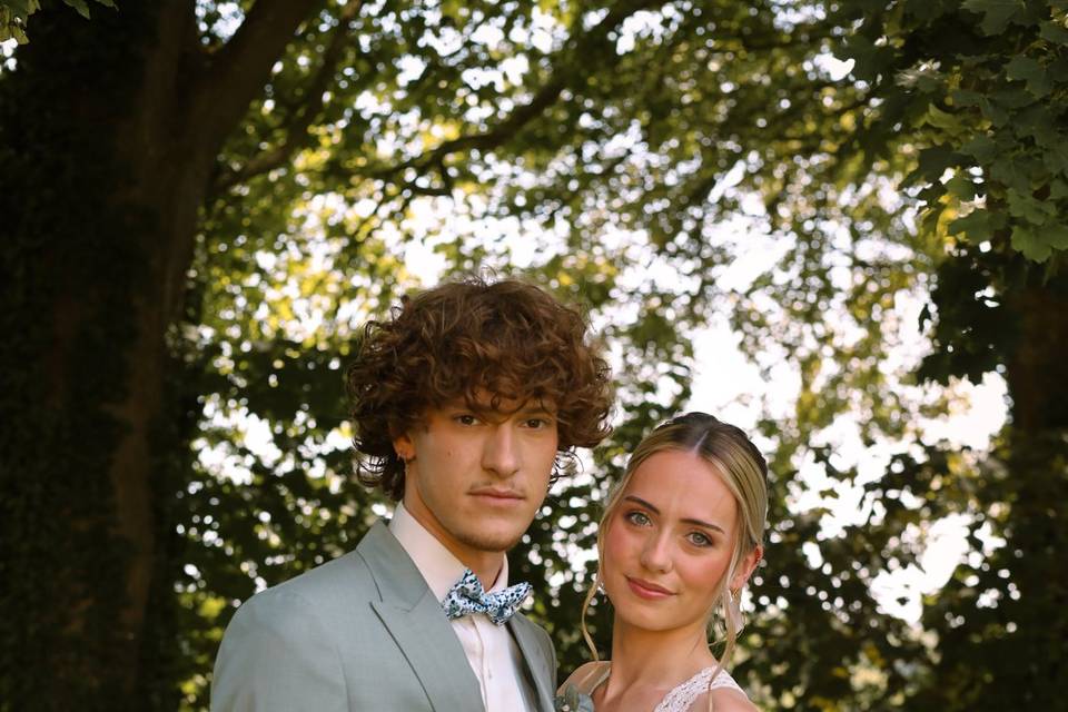 Couple amoureux dans la campag