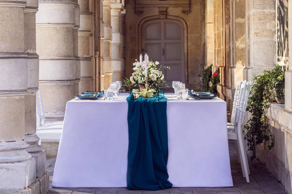 Table dressée en bleu et or