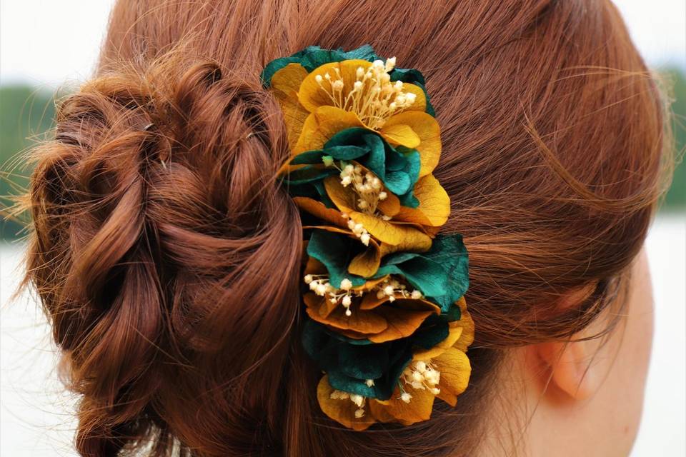 Chignon avec peigne fleuri.