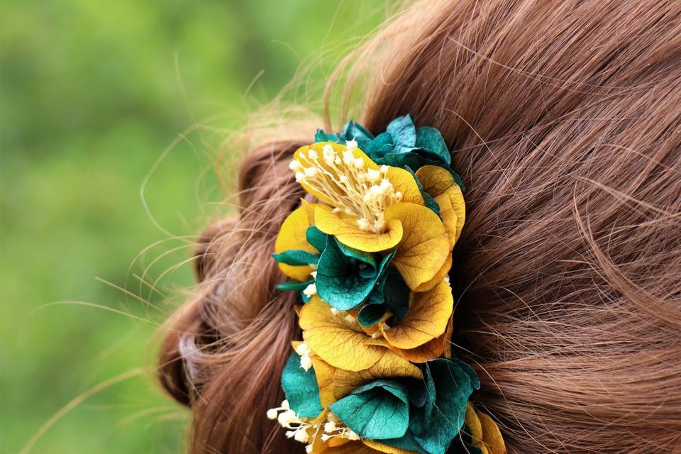 Chignon avec peigne fleuri.