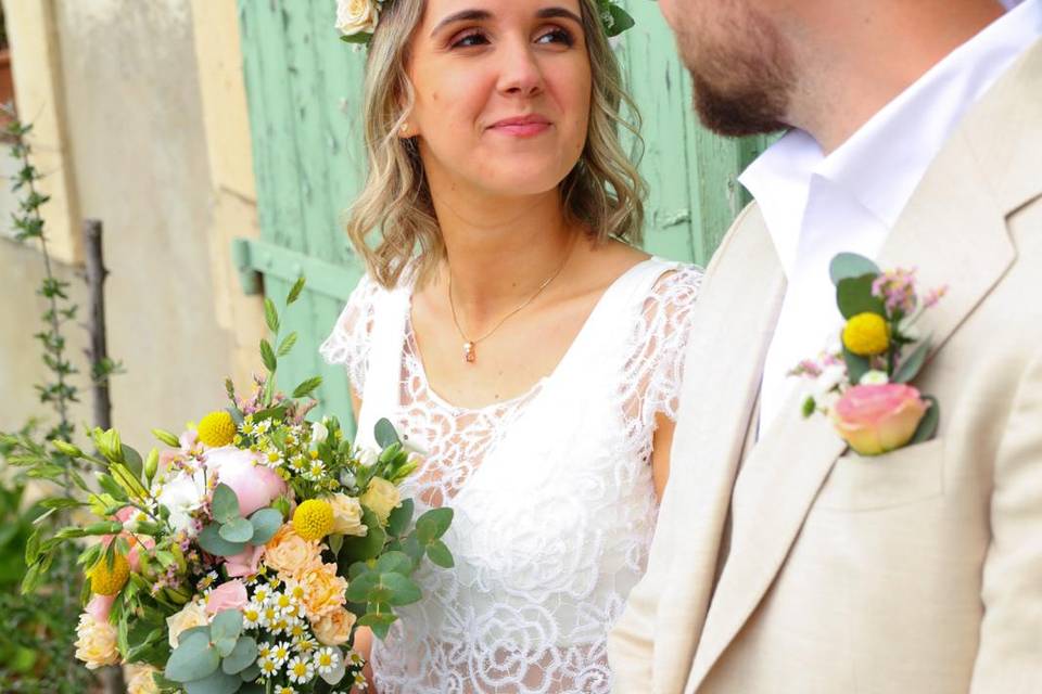 Couronne, bouquet et broche