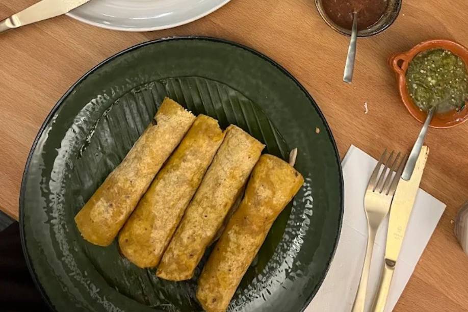 Plat de tacos et salsa