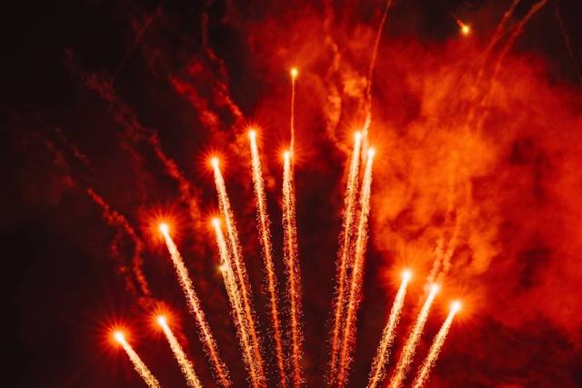 Feu d'artifice avec les mariés