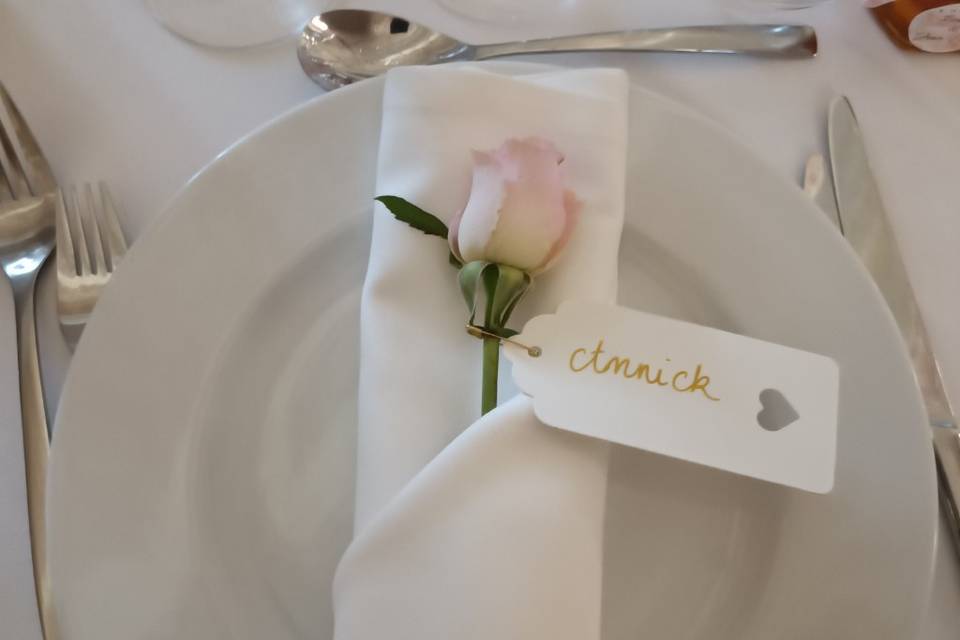 Étiquette invité rose