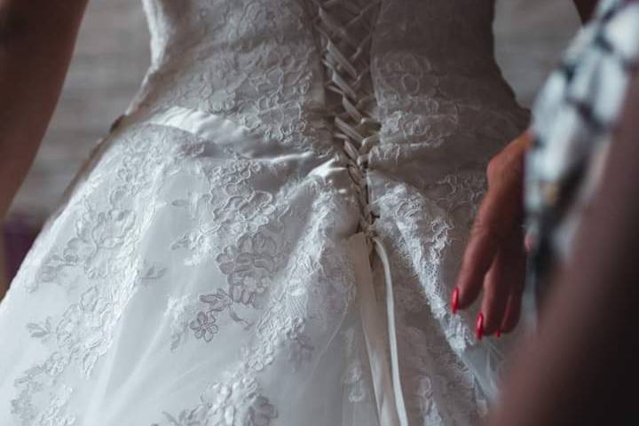 Laçage de la robe de mariée