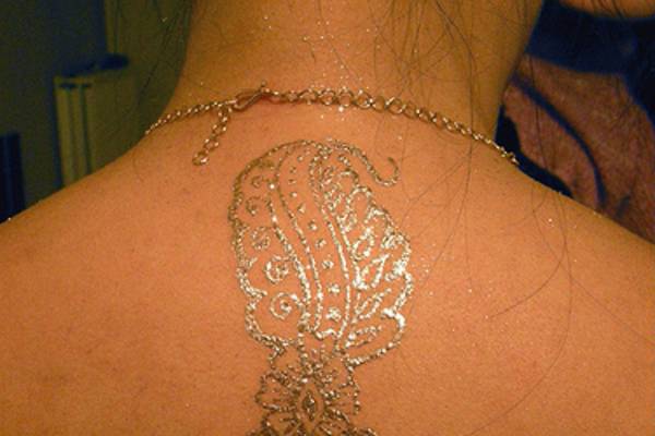 Tatouage paillettes poudre de diamant