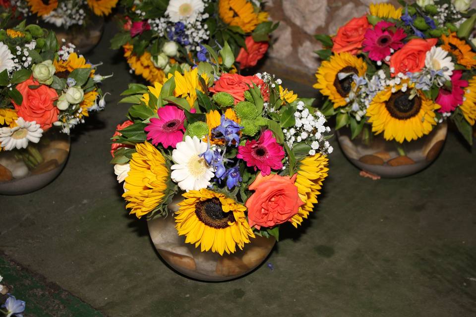 Vase boule et fleurs