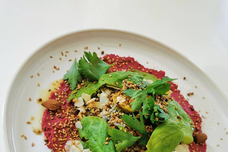 Houmous coloré et légumes rôtis