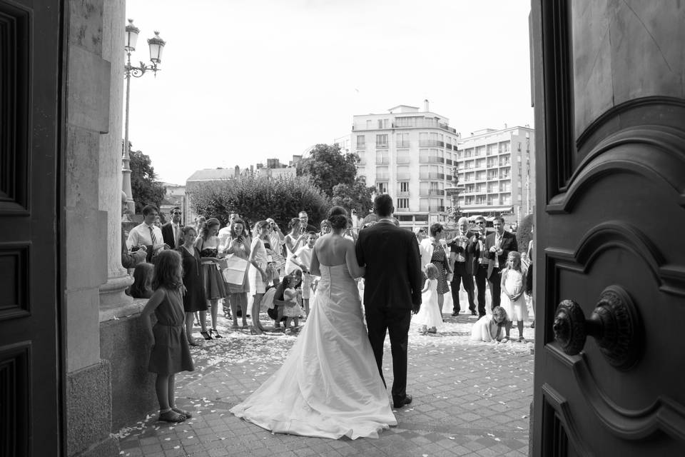 Sortie des mariées à la mairie