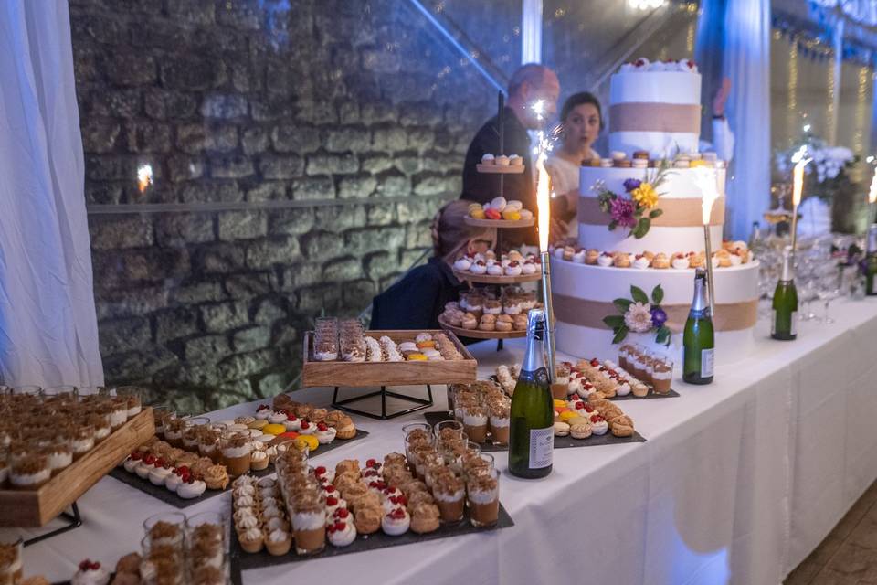 Préparation du buffet desserts