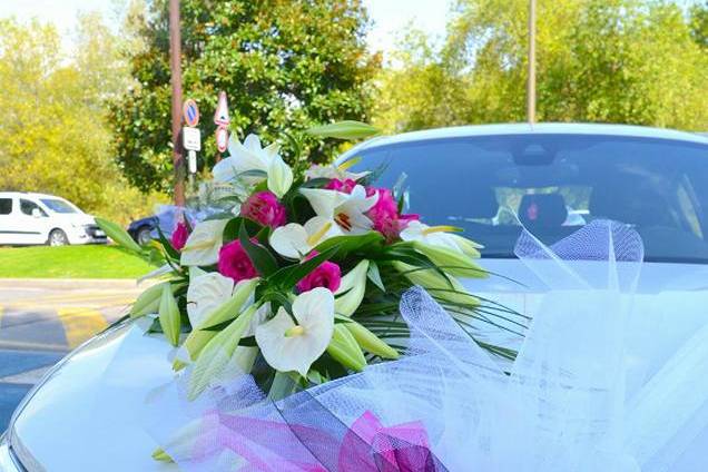 Décor de voiture et bouquet