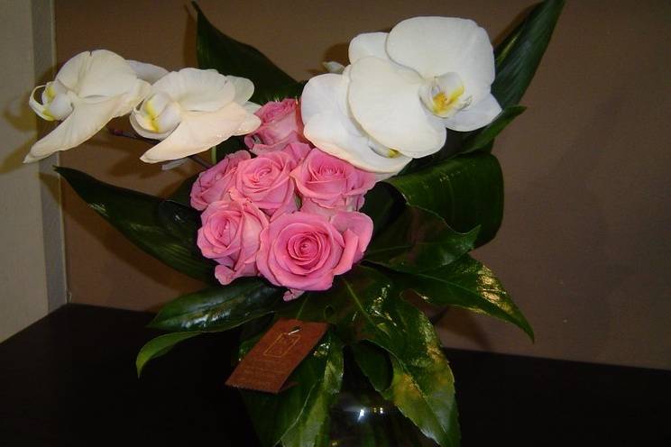 Bouquet de roses et d'orchidées