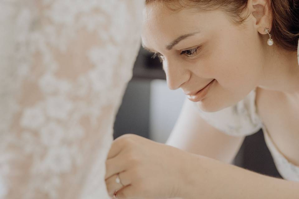 Fermeture de la robe de mariée