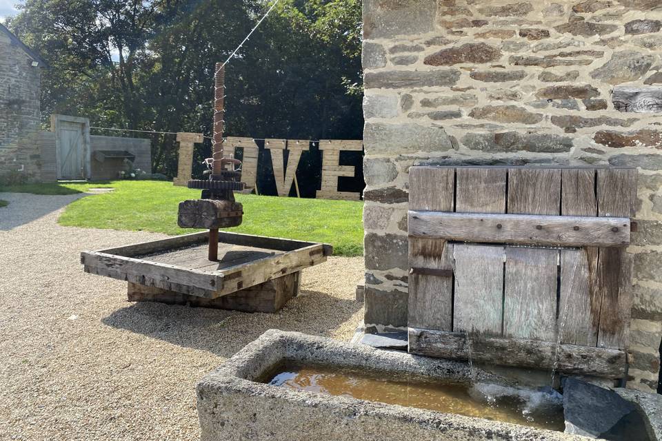 Fontaine et vieux pressoir