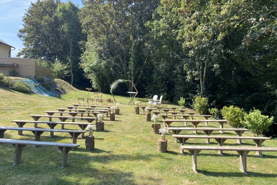 Cérémonie derrière la piscine