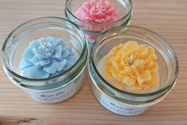 Bougies en pot avec fleur