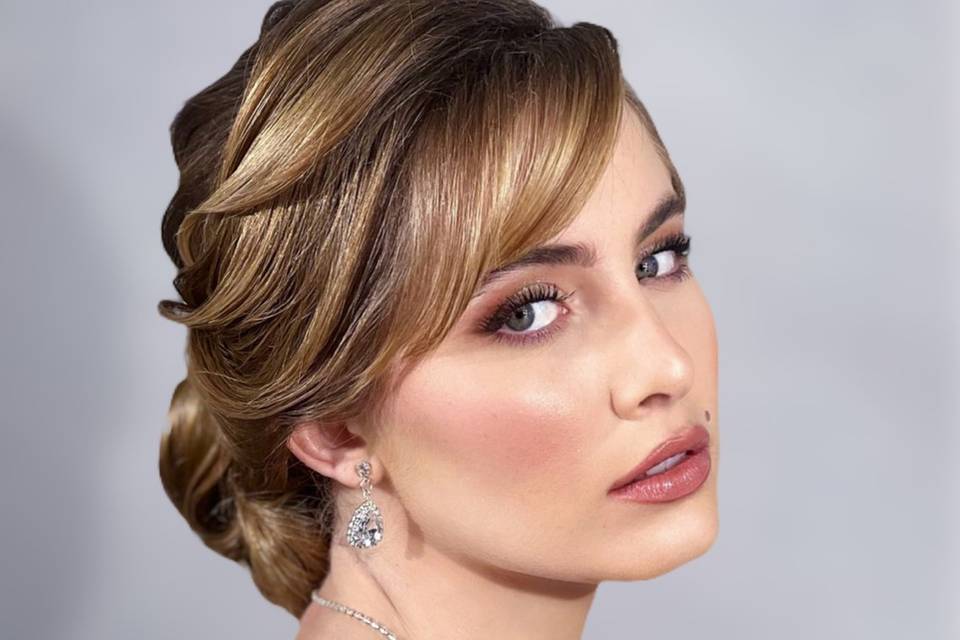 Chignon bas et makeup nude