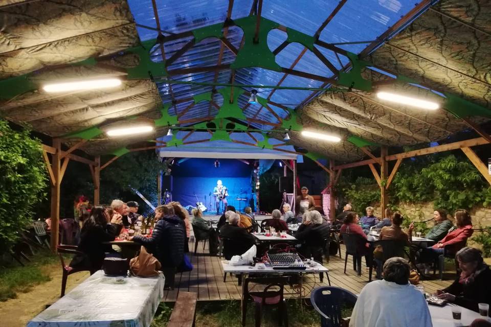 Repas sous les grand auvent