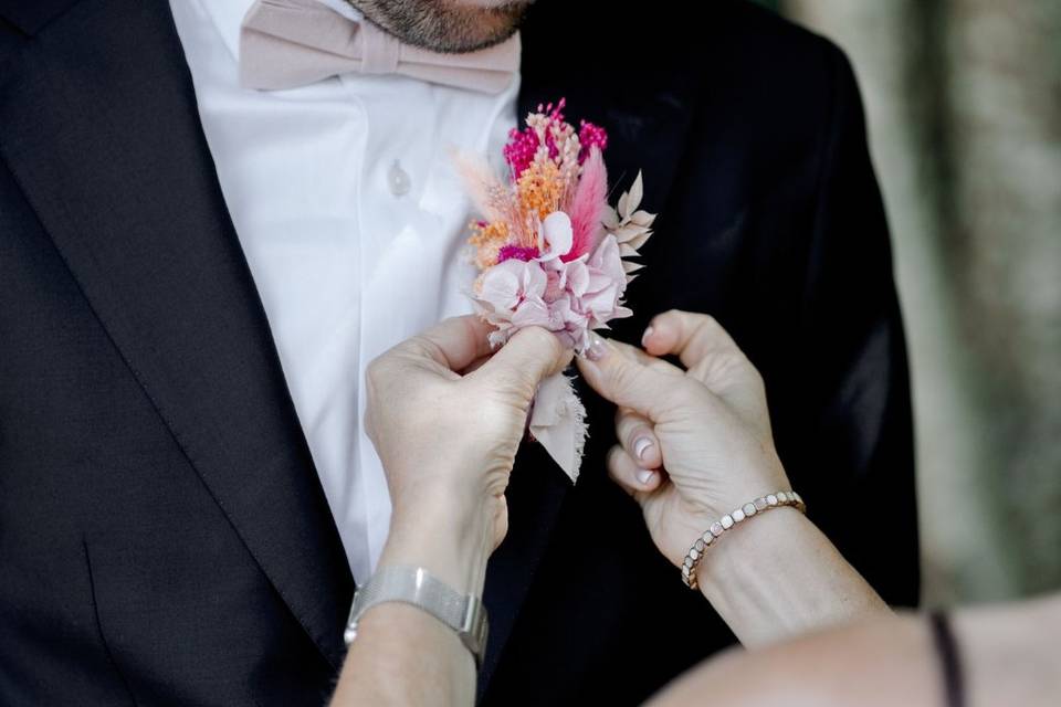 Boutonnière de fleurs séchées