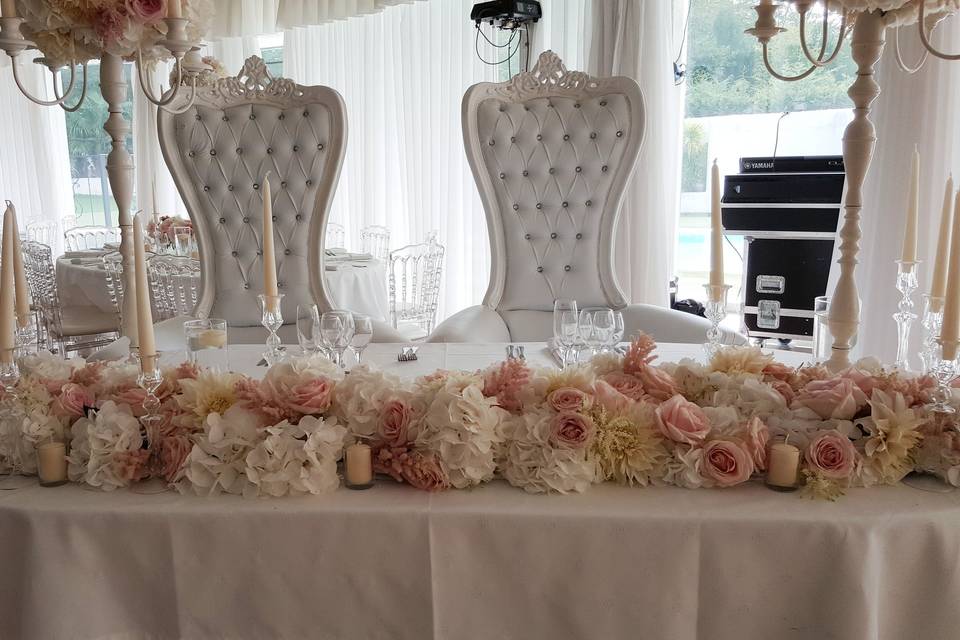 Table mariés fleurs fraîches