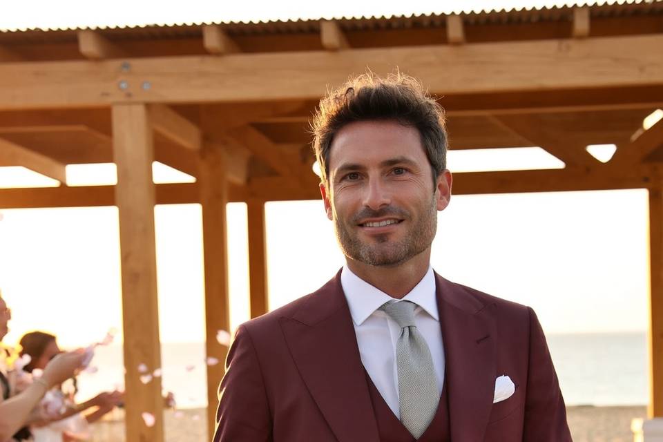 Mariage costume bordeaux plage