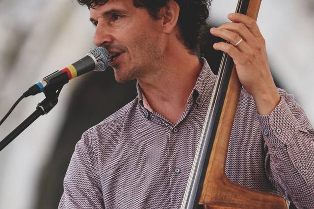 Contrebassiste chanteur