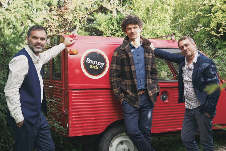 Trio Blues devant la sunny Car