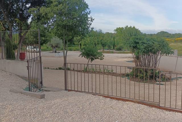 Vue dégagée sur le parking