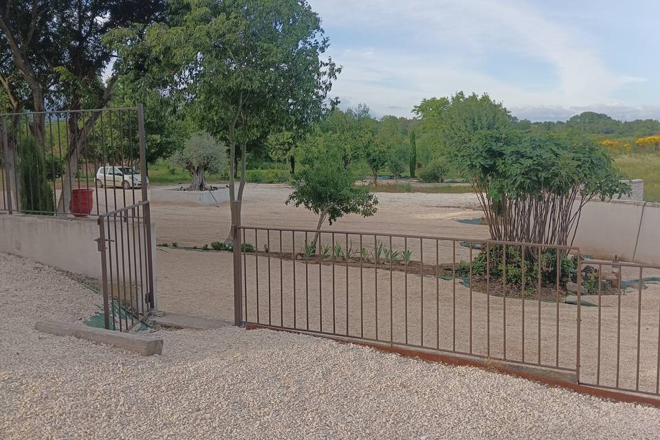 Vue dégagée sur le parking