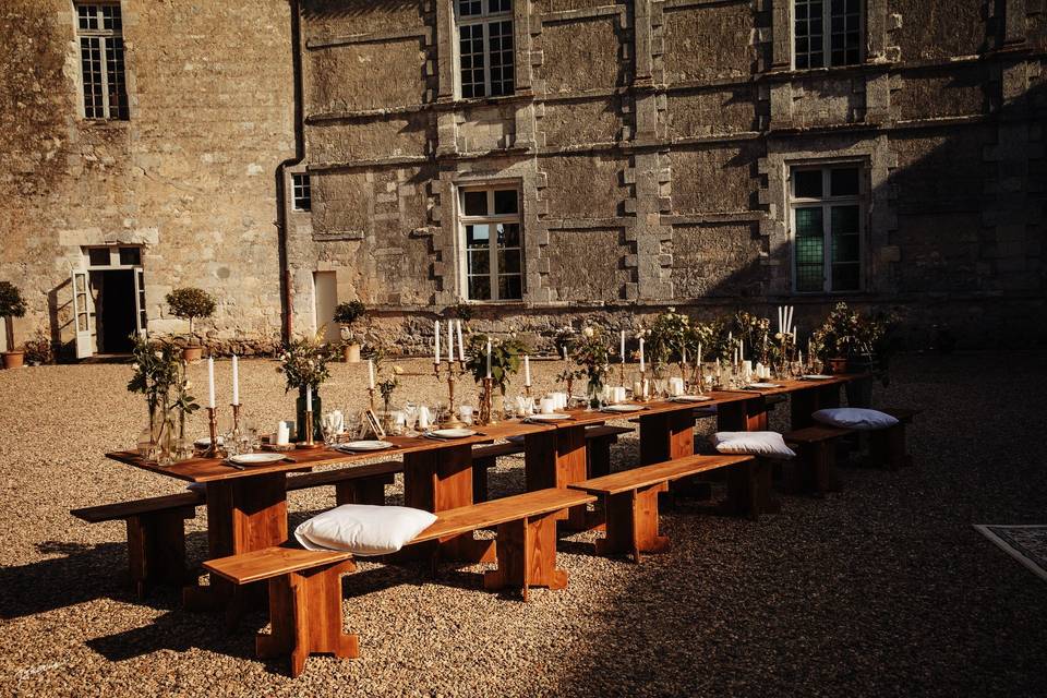 Tablée dans la cours du Châtea