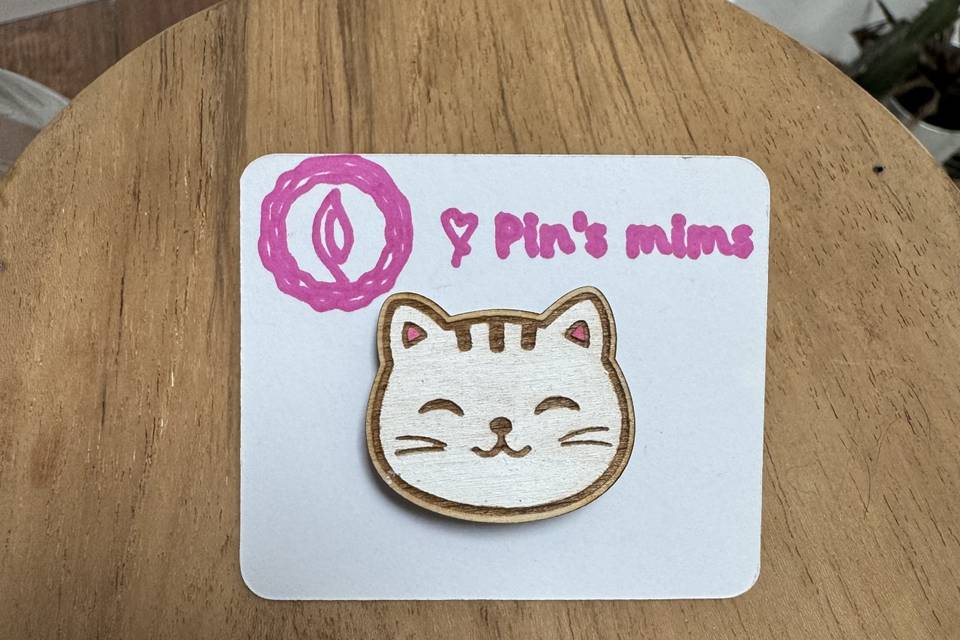 Pin's en bois coloré à la main