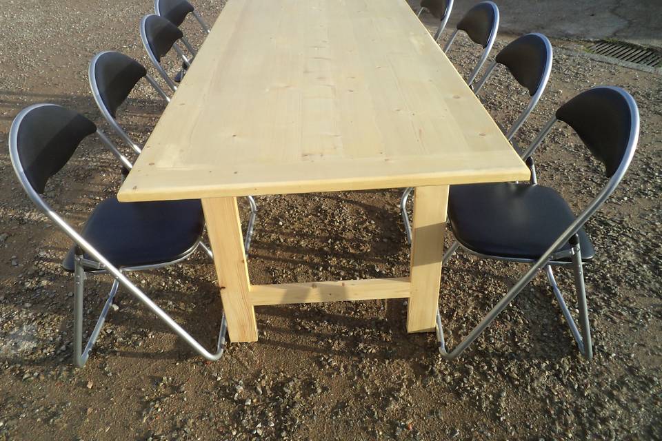 Table 2,40 m X 0,80 et chaises