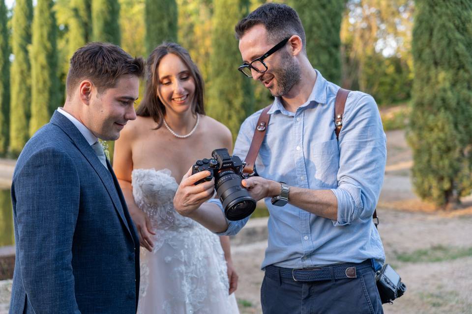 Photographe montrant les photos capturées au couple