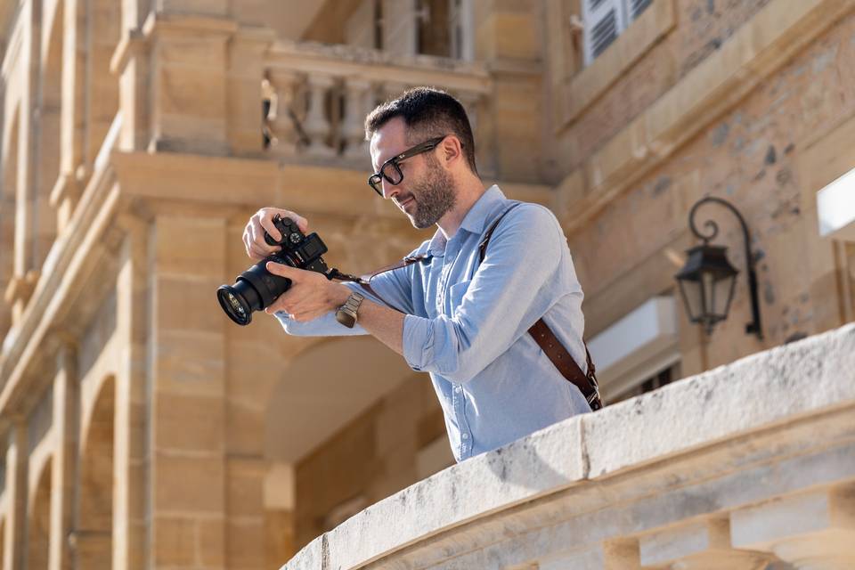 Photographe prenant une photo près d_un escalier en pierre