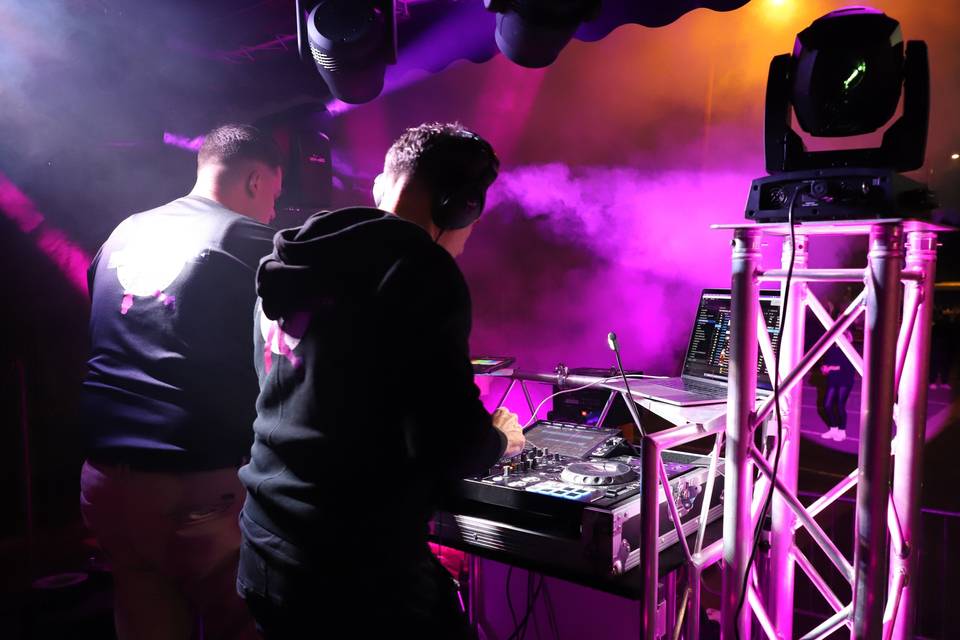 Aux platines