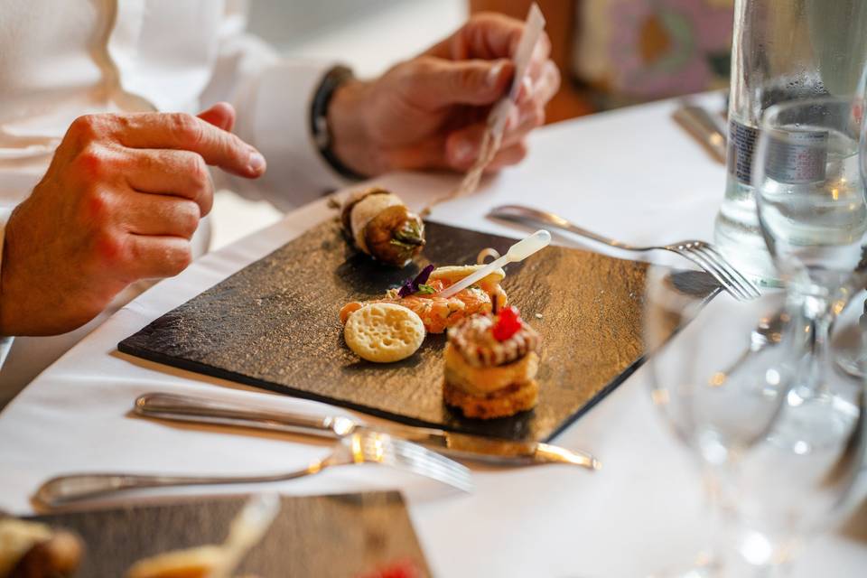 Dîner assis service table