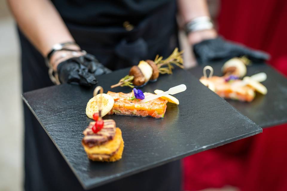 Mains plateau ardoise service