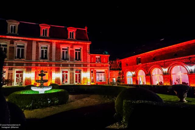 Façade manoir et salle
