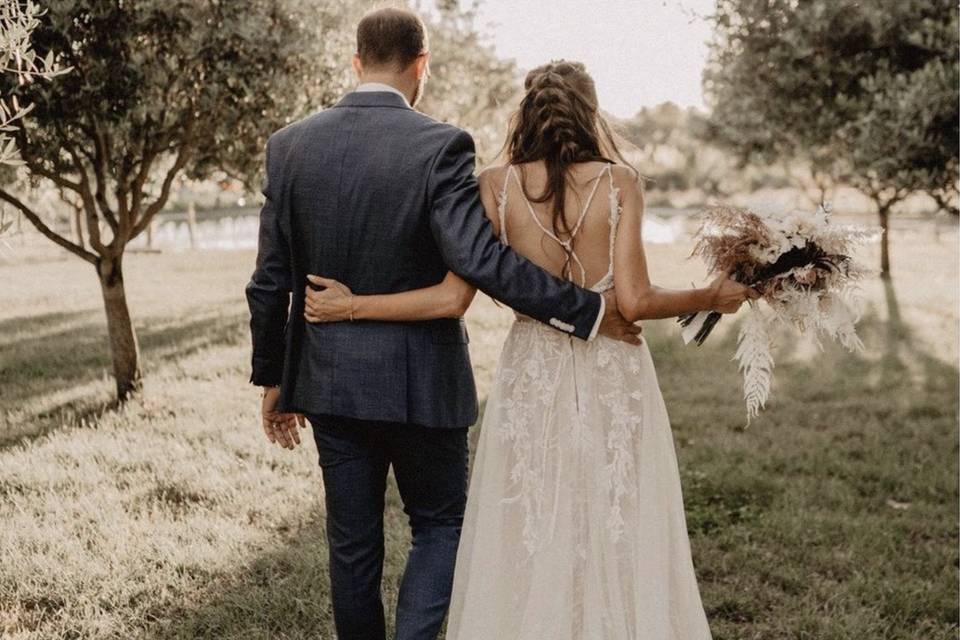 Mariés dans l'oliveraie