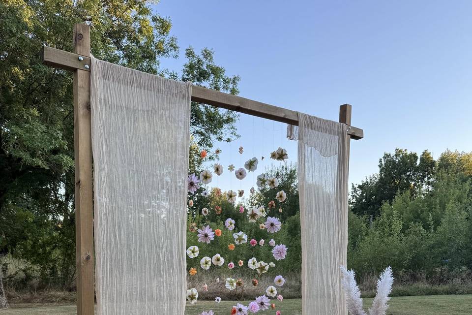 Arche fleurs et voilage