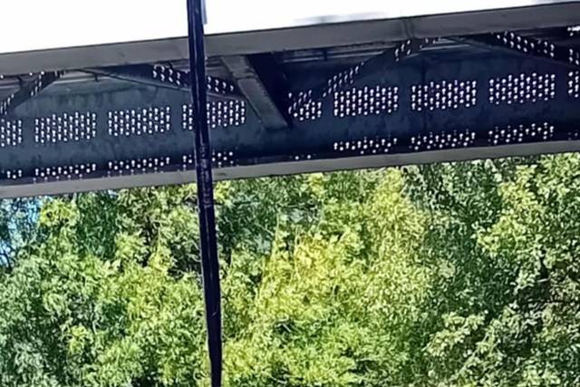 Suspendue à un pont.