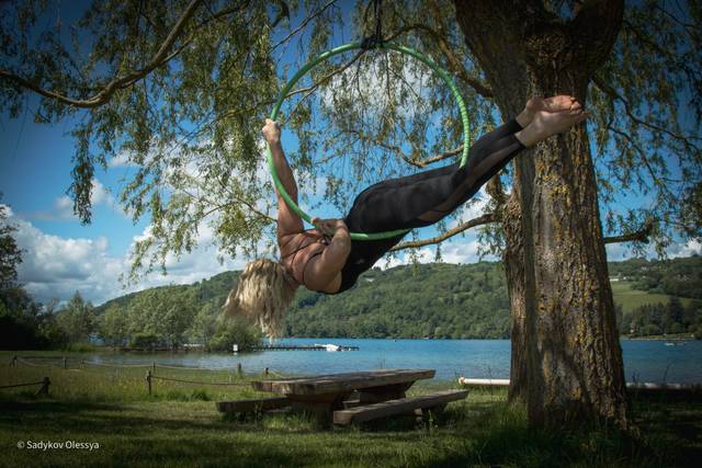 Danse aérienne acrobatique.