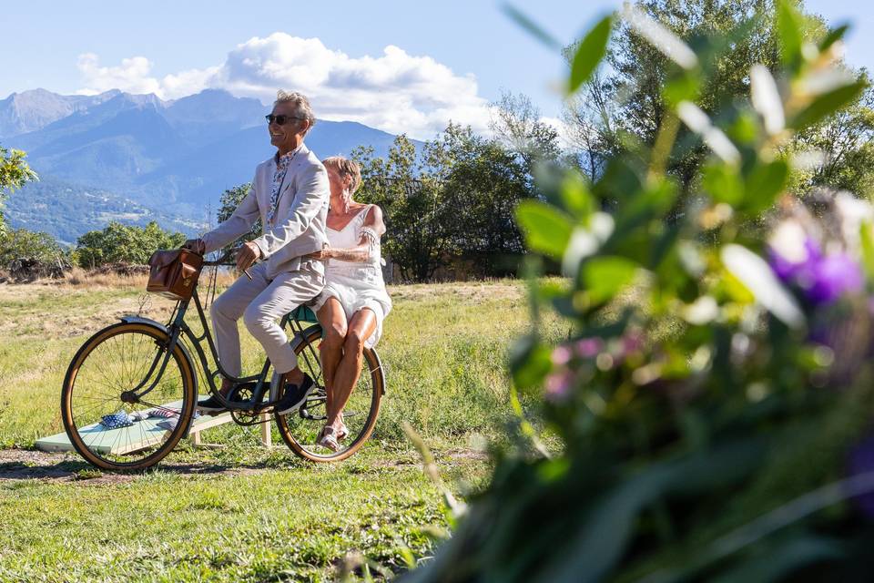 Arrivée des mariés à vélo