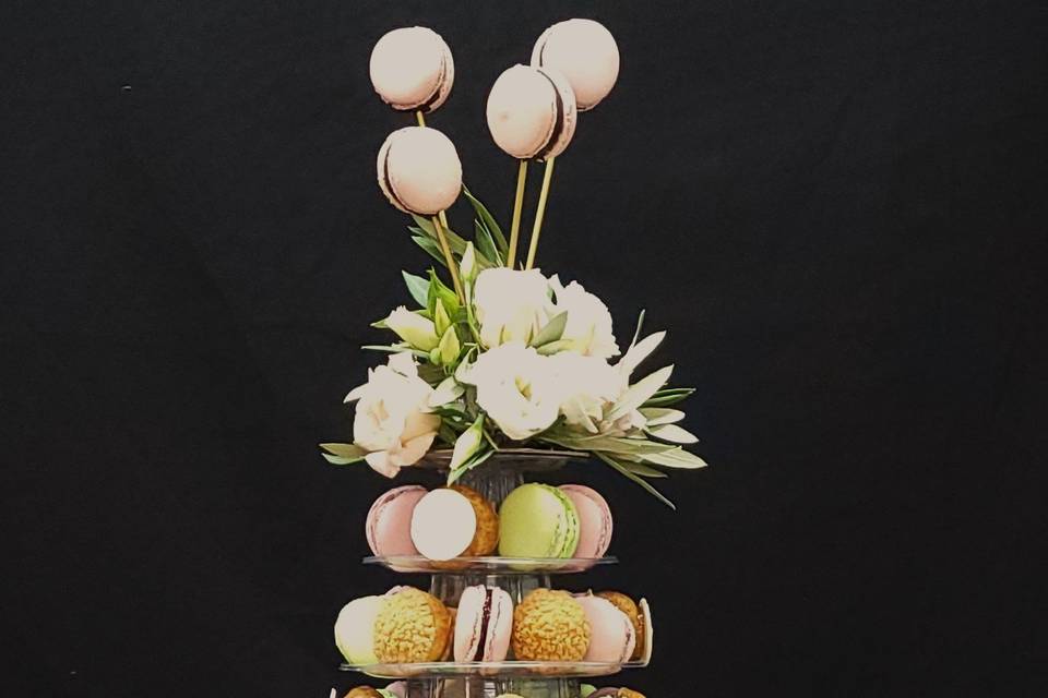 Pyramide de macarons et choux