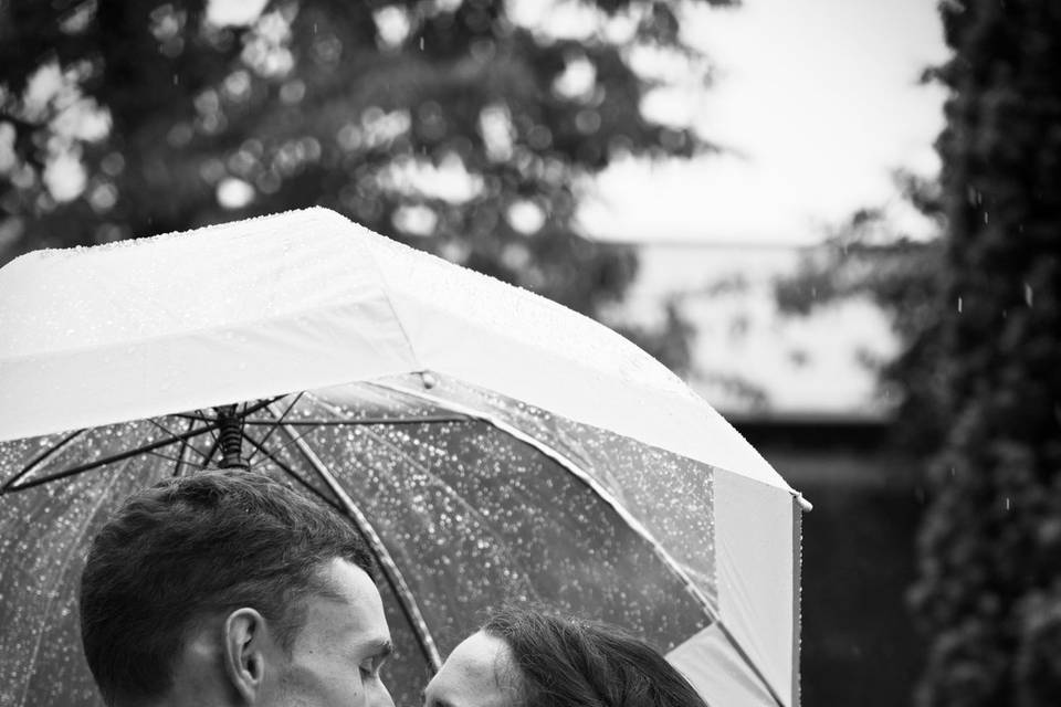 Couple Mariés sous la pluie